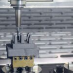 Medikal CNC üretimi kapsamında yüksek hassasiyetli titanyum tıbbi parça işleyen CNC freze tezgahı