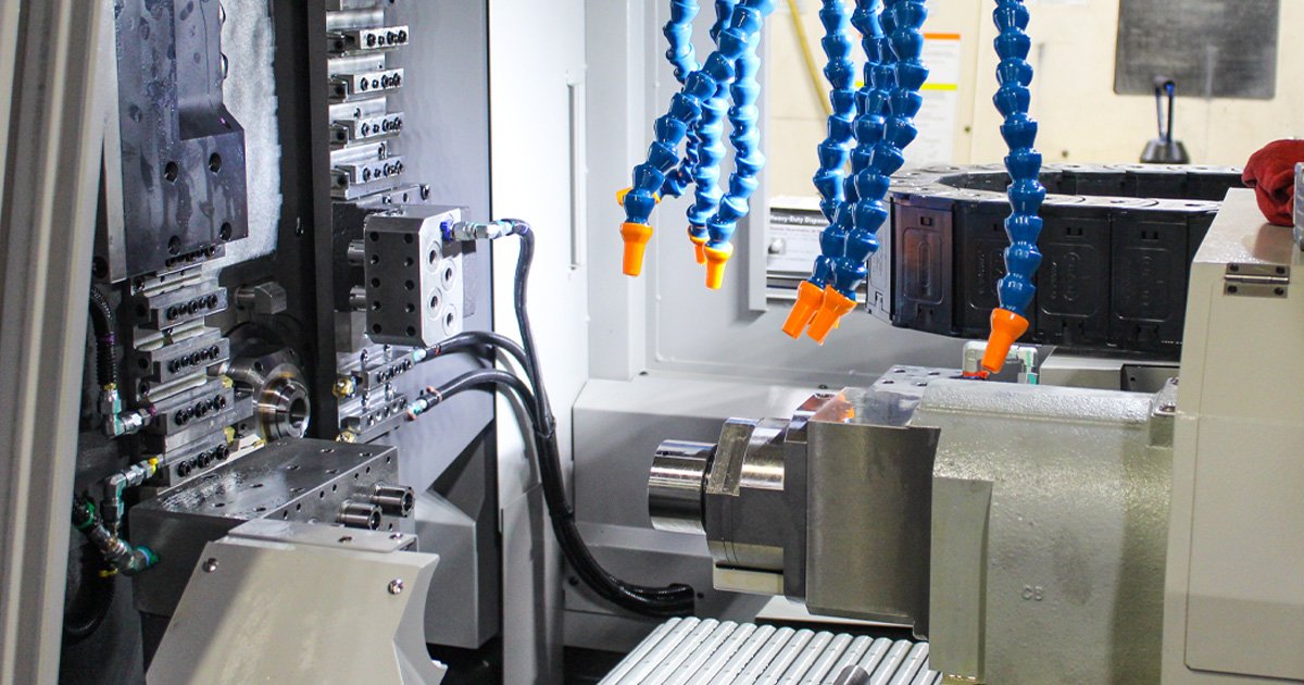Talaşlı imalat üretim sürecinde yüksek hassasiyetli CNC torna tezgahında metal parça işleme